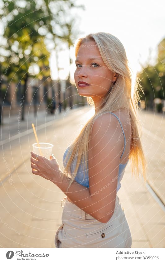 Frau mit kaltem Sommercocktail in der Stadt Limonade Erfrischung trinken Cocktail Straße aktualisieren genießen Kunststoff Tasse Getränk jung Imbissbude
