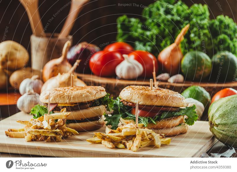 Leckere Hamburger mit Pommes frites am Tisch serviert Fastfood appetitlich Gemüse Kotelett Lebensmittel dienen Junk Food Mahlzeit geschmackvoll Burger Fries