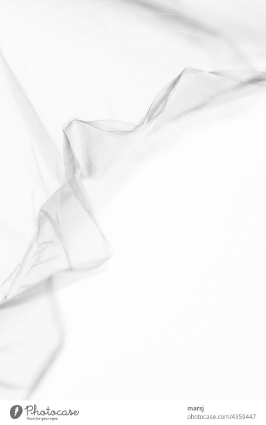 Leichtigkeit | Rüschen und ein Hauch von weißem Nichts. durchsichtig abstrakt einzigartig Plastikmüll zerknittert Experiment Falte Plastikfolie anders