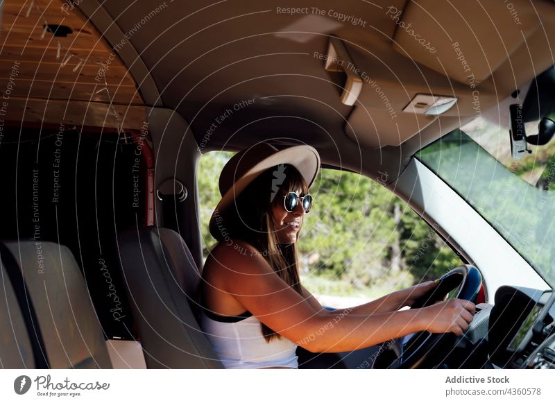 Fröhliche Frau am Steuer eines Lieferwagens während einer sommerlichen Autoreise Kleintransporter reisen Reisender Ausflug Urlaub Sommer Fahrer Laufwerk