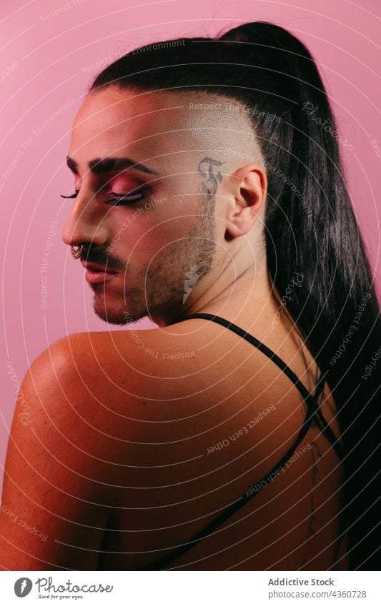 Stilvolle Transgender-Frau posiert im Studio Porträt Mann Transvestit lgbt männlich glamourös bärtig Mode transsexuell Schminke lgbtq geschlossene Augen