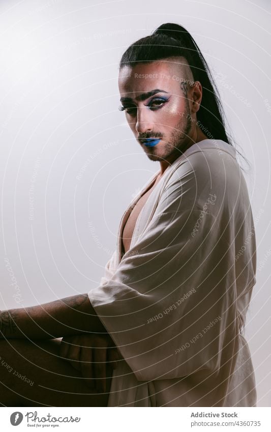 Stilvolle Transgender-Frau posiert im Studio Mann Transvestit lgbt männlich glamourös bärtig Mode transsexuell Schminke lgbtq in die Kamera schauen Geschlecht