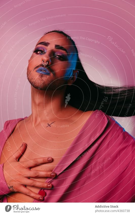 Stilvolle Transgender-Frau posiert im Studio Porträt Mann Transvestit lgbt männlich glamourös bärtig lange Haare Mode transsexuell Schminke lgbtq Geschlecht