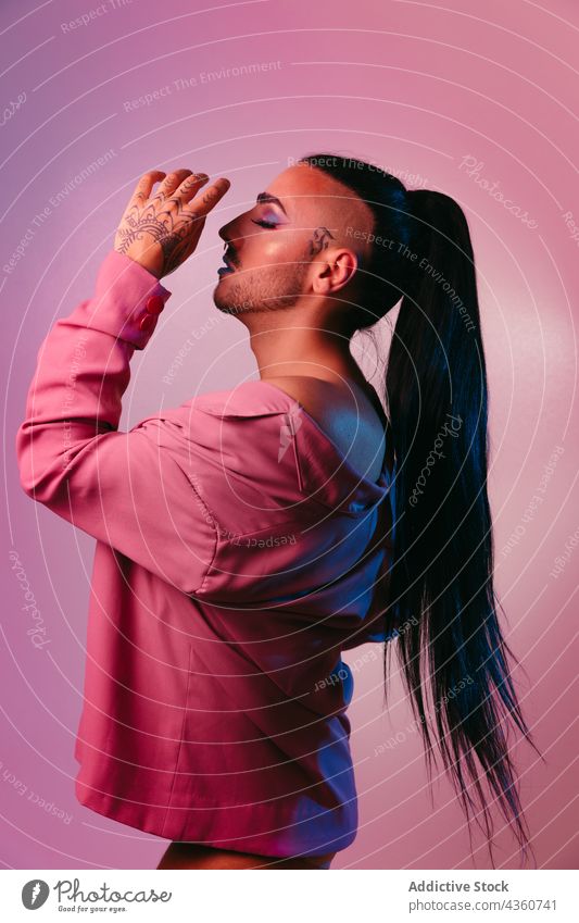 Stilvolle Transgender-Frau posiert im Studio Porträt Mann Transvestit lgbt männlich glamourös bärtig lange Haare Mode transsexuell Schminke lgbtq