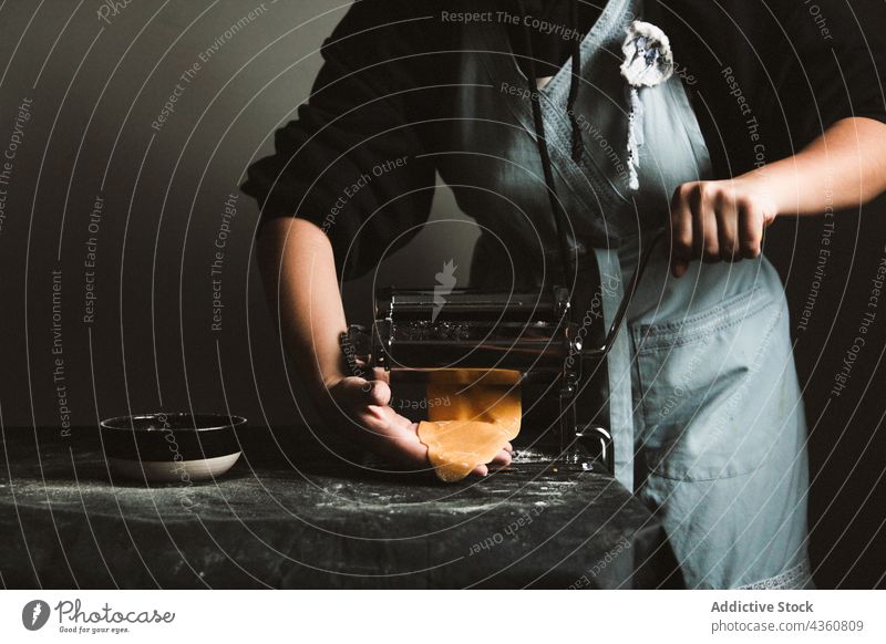 Anonyme Person bei der Zubereitung von hausgemachten Raviolis selbstgemacht Spätzle Küchenchef Essen zubereiten Lebensmittel Mehl Vorbereitung Teigwaren