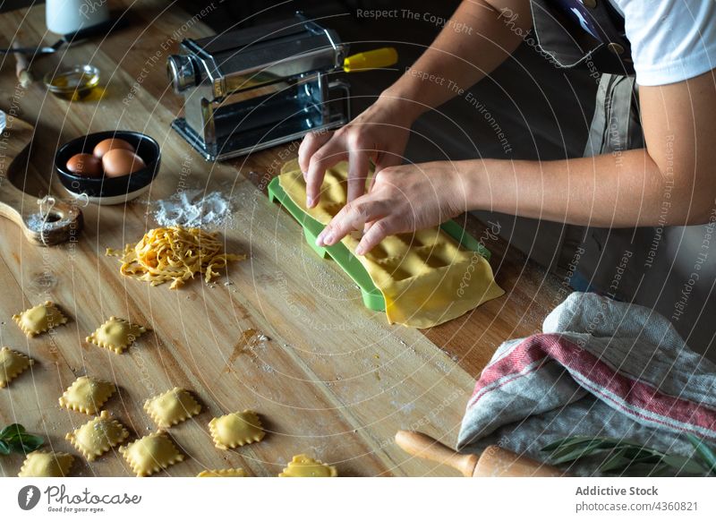 Anonyme Person bei der Zubereitung von hausgemachten Raviolis Lebensmittel Essen zubereiten Gesundheit Tisch traditionell hölzern Ernährung Nahaufnahme Spätzle