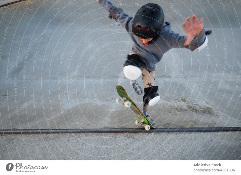 Jugendlicher Skater zeigt Trick auf Skateboard in Skatepark Teenager Skateplatz Stunt Mitfahrgelegenheit springen Junge Rampe extrem Aktivität Schlittschuh