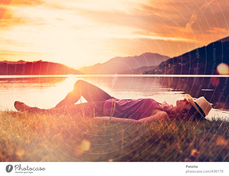 einfach nur schlafen Frau Mädchen liegen Sonnenuntergang träumen Wiese See Wasser Seeufer Strand Licht Reflexion & Spiegelung Lichteffekt Abend ruhig