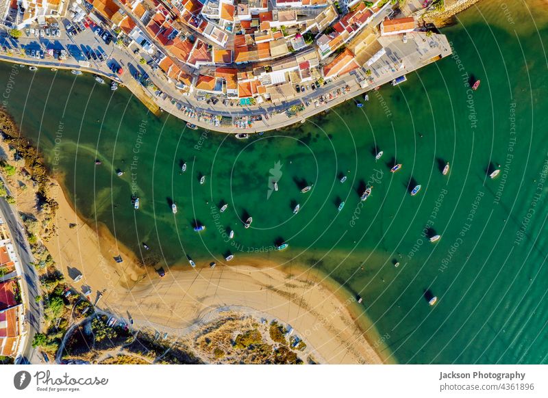 Stadtbild von Ferragudo am Fluss Arade aus der Luft, Algarve, Portugal Antenne arade Meer Architektur oben Top Küstenlinie Hafengebiet algarve portugal