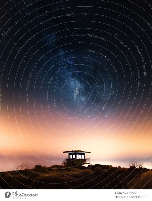 Lebensretterhaus unter nächtlichem Sternenhimmel sternenklar Himmel Nacht Milchstrasse Galaxie spektakulär Astronomie Haus Natur Hügel Turm atemberaubend