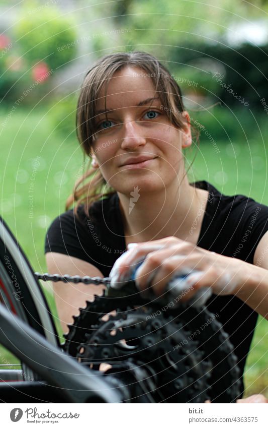 Junge Frau putzt die Kette ihres Fahrrads, draussen im Garten. teenager Erwachsene hübsch Putztuch putzen Rad radfahrer Radfahren rein Reinigen Reinheit