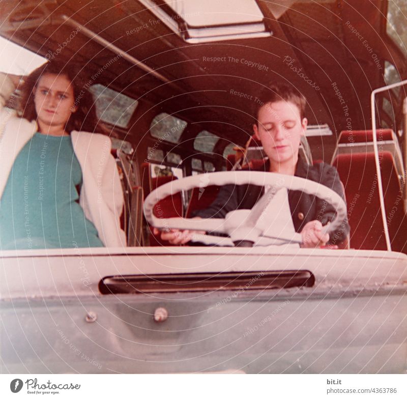 Zwischenräume l zwischen Lenkrad, Beifahrer & Fluchtfahrzeug Frau Frauen Junge Frau jung 80s Bus alt altehrwürdig Nostalgie nostalgisch analog fahren Fahrzeug
