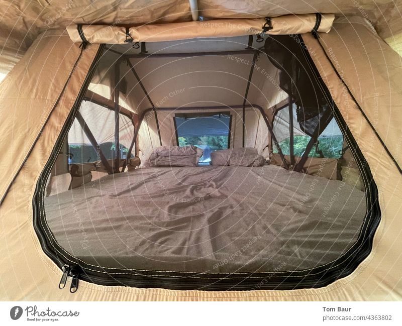 Blick in ein Dachzelt… - ein lizenzfreies Stock Foto von Photocase