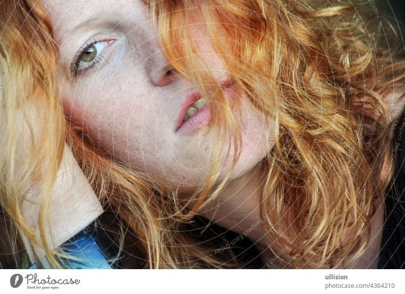 Schönes sinnliches Porträt in Nahaufnahme einer nachdenklichen jungen Rothaarigen wehmütig Frau krause Haare Rotschopf Sommersprossen rotbraun