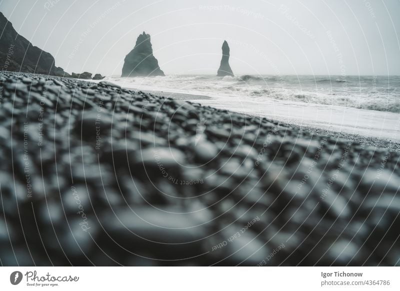 Steine an einem schwarzen Strand an einem stimmungsvollen Tag in Island reisen Felsen Meer Natur Küste Wasser Landschaft MEER Sand vulkanisch Ufer im Freien