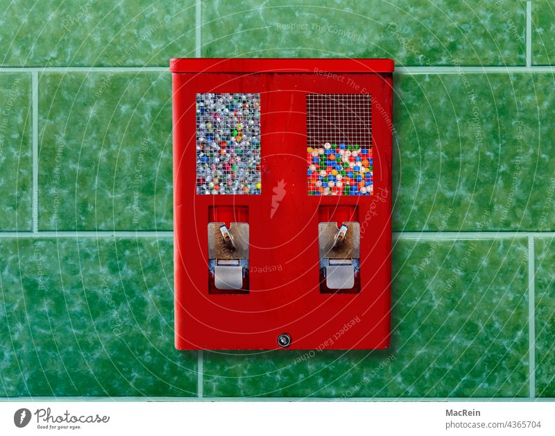 Kaugummiautomat Einzelhandel Farbbild Farbe Fotografie Geldeinsatz Kindheit Konsum Kachelwand keine Menschen Nostalgie rot Tag durchsichtig Variation