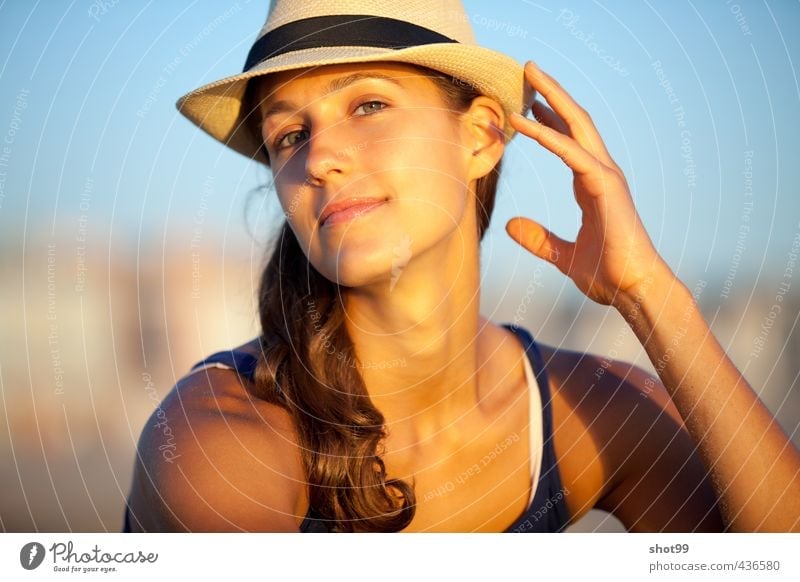 Frau mit Hut am Strand von Venice Beach Blick Lächeln Gesicht Behaarung Erholung genießen Tanktop blau Ferien & Urlaub & Reisen Kalifornien Los Angeles USA
