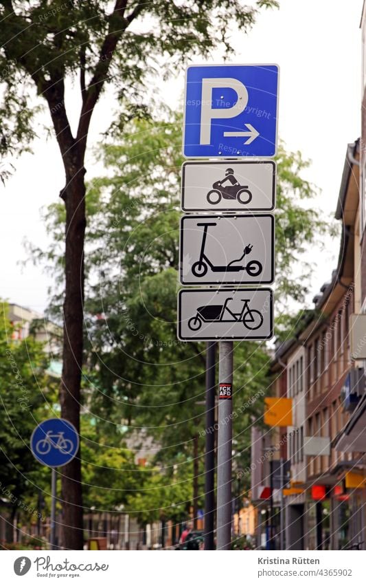 parkplatz für motorrad, e-roller und lastenfahrräder e-scooter lastenfahrrad parken radweg fahrradweg verkehrszeichen verkehrsschild straßenverkehr mobilität