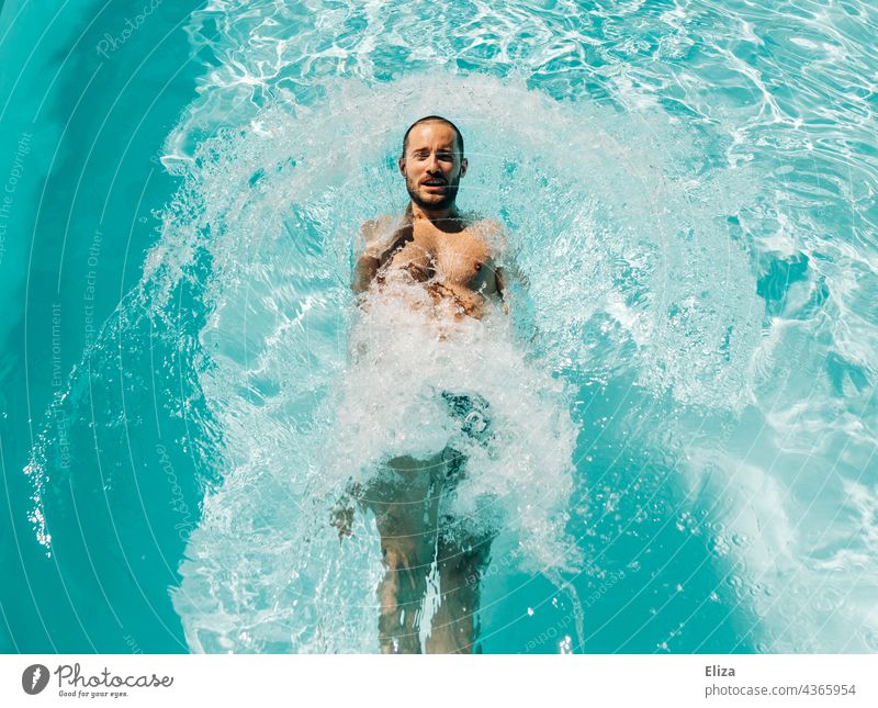 Mann kühlt sich im blauen Wasser eines Pools ab abkühlung Schwimmen Sommer Schwimmbecken nass hellblau türkis Erfrischung Ferien & Urlaub & Reisen Mensch