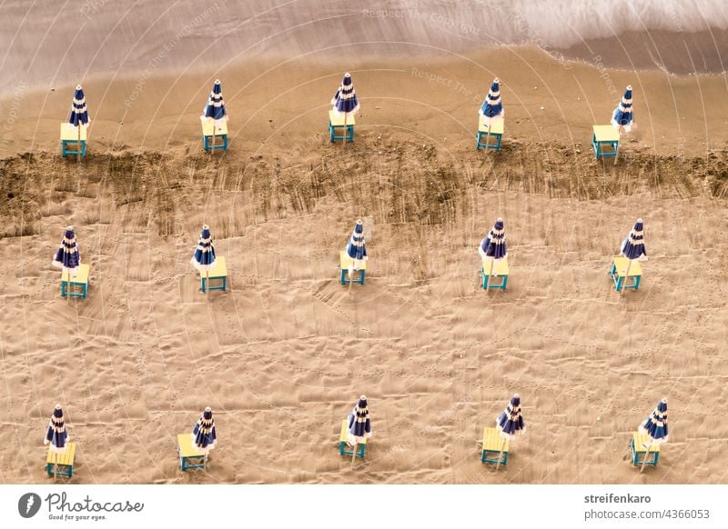 Sonnenperspektive - Blick von oben auf geschlossene Sonnenschirme am Strand Meer Urlaub Ferien & Urlaub & Reisen Sommer Sand Küste Außenaufnahme Sonnenbad