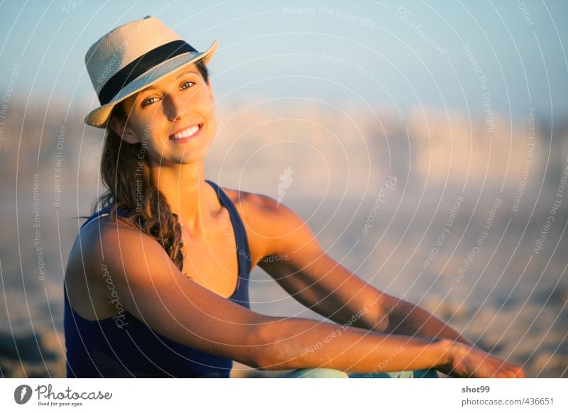 Frau mit Hut am Strand von Venice Beach Top Lächeln Gesicht Sonne Meer Erholung Lebensqualität Körper Gefühle Los Angeles USA