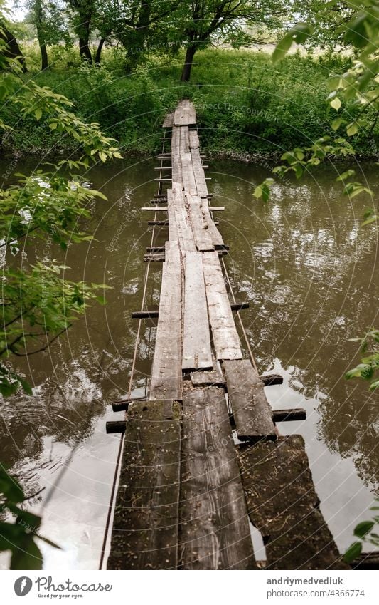 Alte Holzbrücke, Holzbrücke über einen kleinen Fluss, Brücke mit Natur. Wald Landschaft Weg Wasser hölzern Architektur Hintergrund schön Umwelt natürlich alt