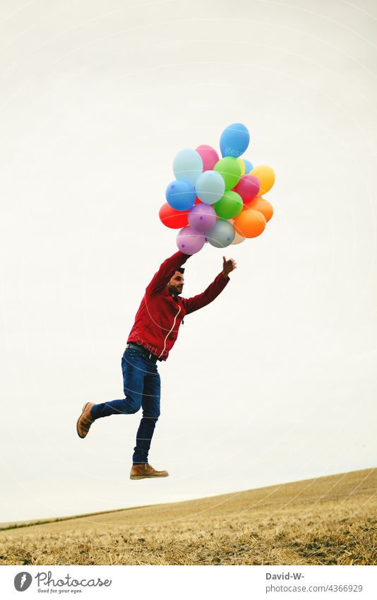 ganz schön abgehoben Mann fliegen Abflug Luftballons aufsteigen Schweben Freiheit Himmel Leichtigkeit Feld aufwärts abflugbereit kreativ hoch Magie Zauberei