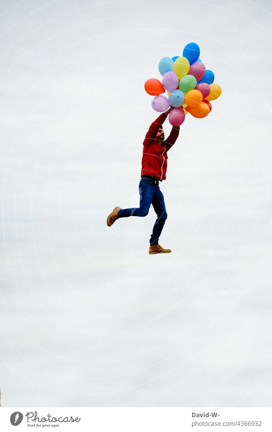 Mann fliegt mit Luftballons fliegen Freiheit Himmel Erfolg Urlaub Schwerelosigkeit Auszeit konzept Abflug träumen