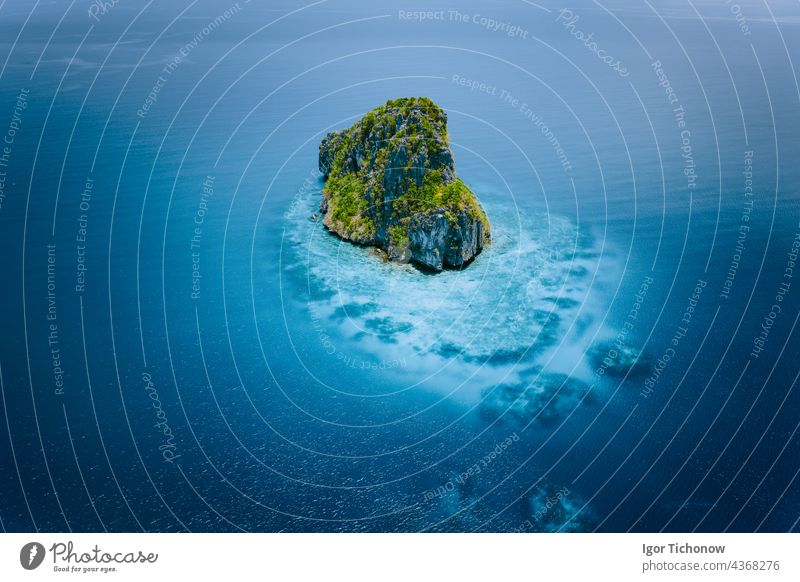 Drohnenaufnahme einer wunderschönen, abgelegenen Felseninsel, umgeben von türkisblauem Wasser. Der Bacuit-Archipel ist einer der besten Orte zum Tauchen. El Nido, Palawan