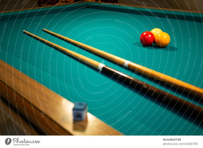 Ein grüner Stoff Billard oder Billardtisch rot, gelb und weiß Ball, Hobby und Sport mit Kopie Raum Tisch Pool Spiel Freizeit Stichwort spielen Snooker