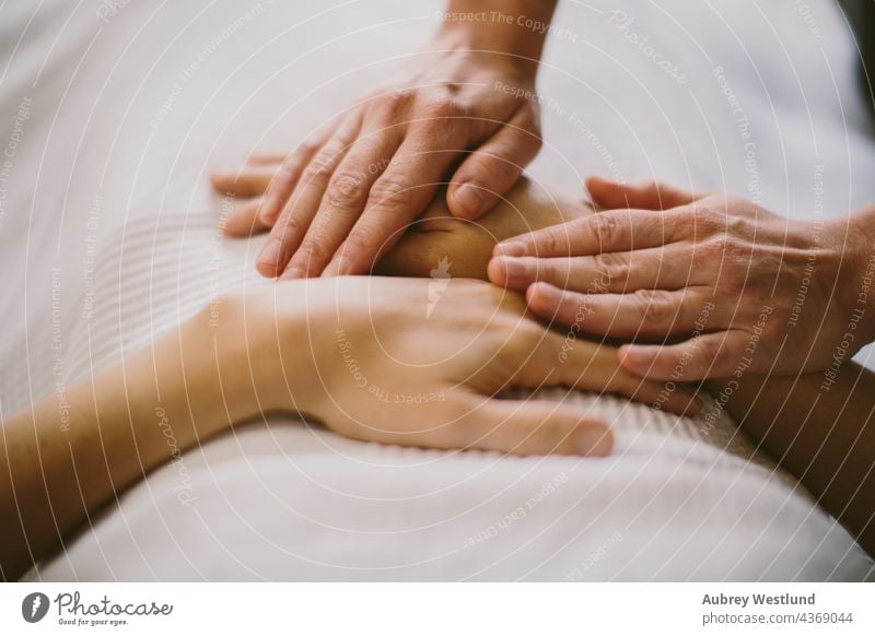 Hände bei einer Massage 25-30 30-35 35-39 Erwachsener Rücken Gleichgewicht Windstille Übung Frau Heilung Gesundheit Gesunder Lebensstil im Innenbereich