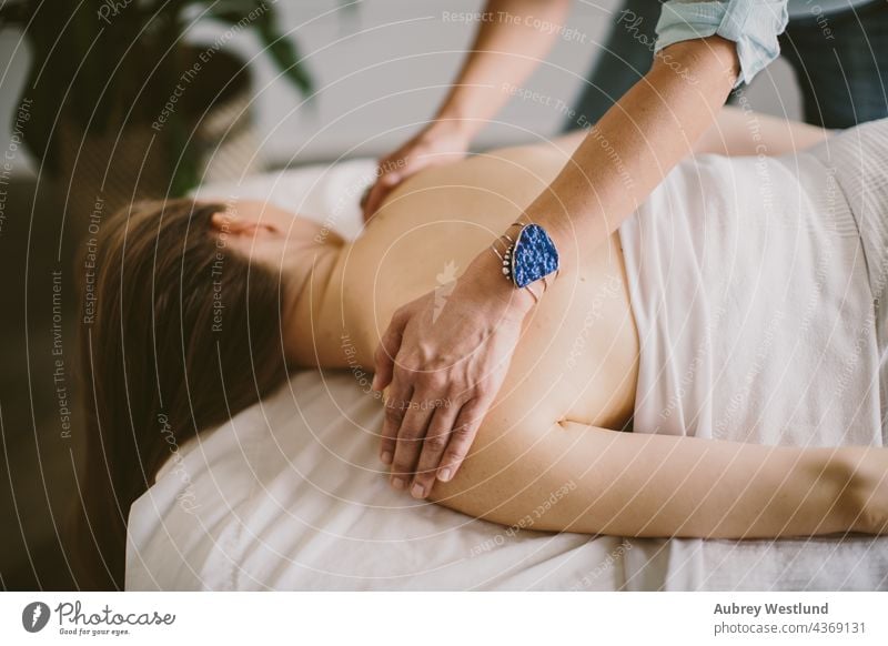Massage 25-30 30-35 35-39 Erwachsener Rücken Gleichgewicht Windstille Übung Frau Hände Heilung Gesundheit Gesunder Lebensstil im Innenbereich Lebensberater