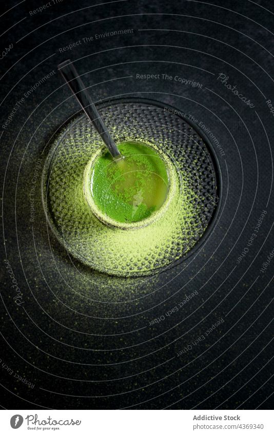 Glastasse mit Matcha-Tee trinken Tasse grün Tradition Teetrinken Orientalisch Gesundheit Japanisch Getränk Festakt Kultur Pulver dienen Kräuterbuch Aroma