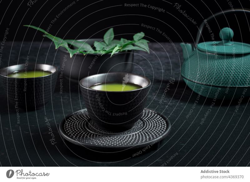 Matcha-Tee in Keramiktasse Tasse trinken grün Tradition Getränk Teetrinken Festakt Orientalisch Japanisch Teekanne Kultur dienen Kräuterbuch Heißgetränk