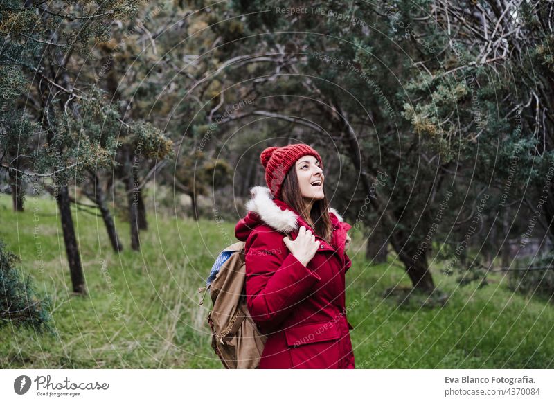 glückliche Backpacker kaukasische Frau zu Fuß im Wald im Winter oder Herbst Saison. Lebensstil und Natur wandern Berge u. Gebirge Kaukasier kalt Mantel Hut