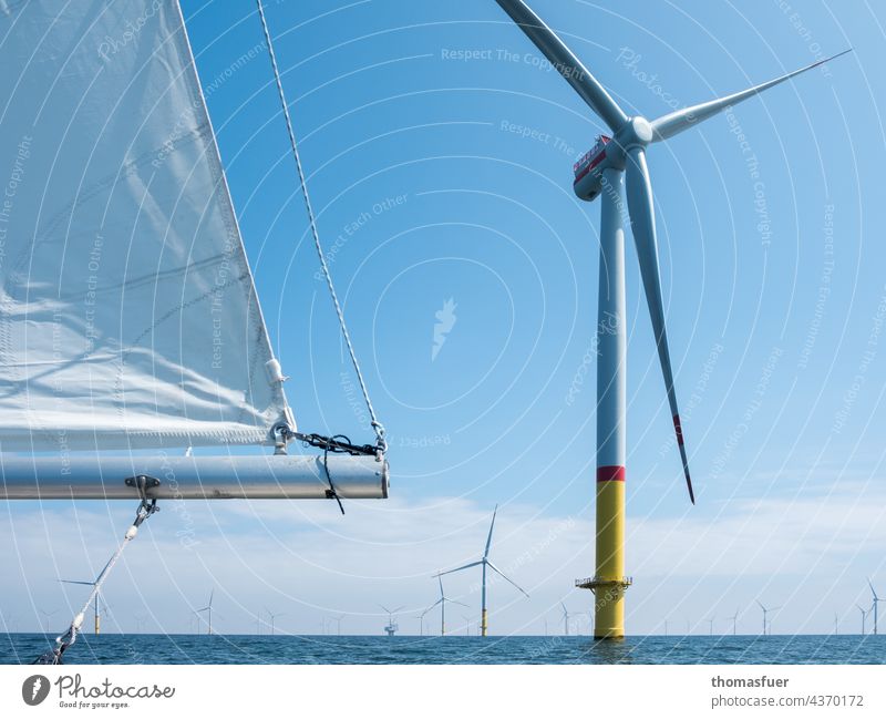 Windkraftwerke Windkraftanlage Windrad Segelboot Meer Umwelt Energie Energiegewinnung Erneuerbare Energie Energiewirtschaft Elektrizität Himmel ökologisch
