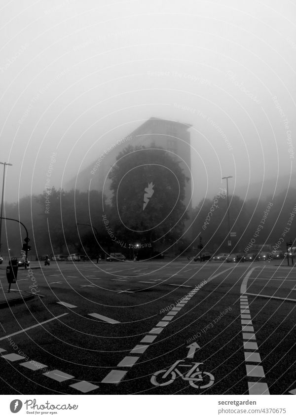 Herbstanfang mit schlechter Sicht nebelig düster Hamburg Kreuzung Verkehr Autos Hochhaus Nebel Sichtschutz Außenaufnahme Straßenverkehr Straßenkreuzung Asphalt