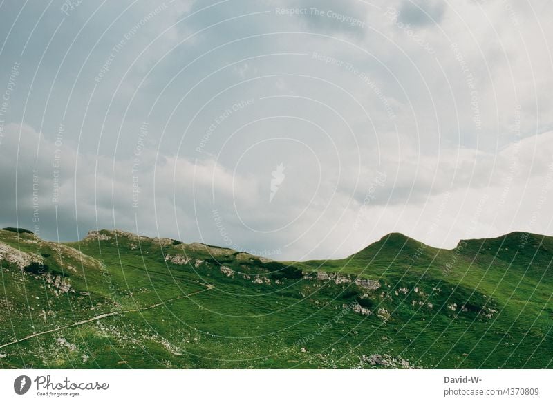 Ein Weg durch die grünen Berge Pfad Wanderung Urlaub hoch Wolken reisen Landschaft