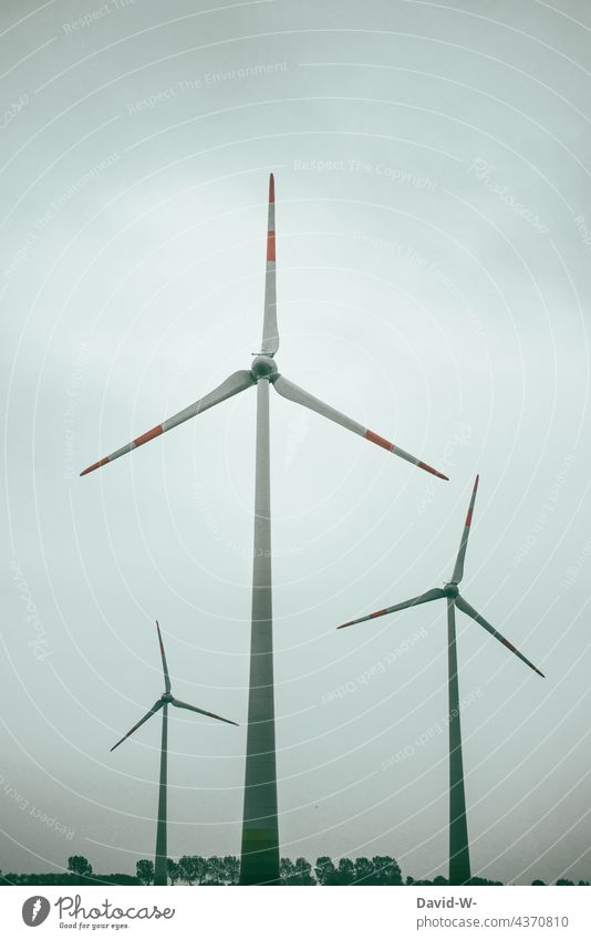 drei Windräder / Windkraftanlagen auf dem Land windräder Windrad Energie Energiegewinnung Windenergie Strom groß
