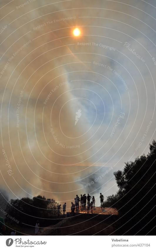 Waldbrand auf Mallorca Abenteuer Mensch Menschengruppe Natur Landschaft Feuer Himmel Sonne Wärme Rauch bedrohlich blau braun Angst Zerstörung Naturkatastrophe
