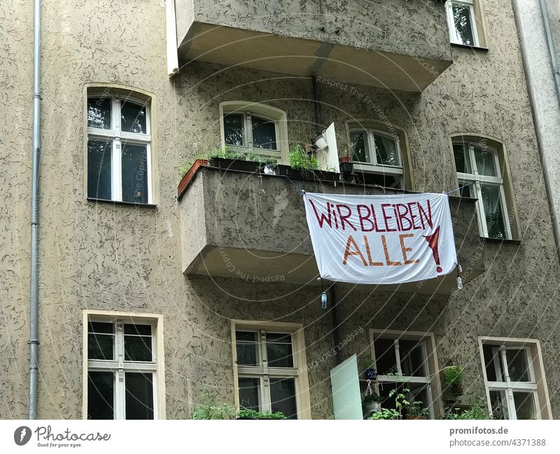 Kampf gegen Gentrifizierung und für Vergesellschaftung: Banner an Balkon: "WIR BLEIBEN ALLE". Foto: Alexander Hauk kampf vergesellschaftung politik wirtschaft