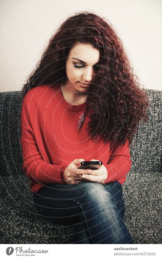 Teenager mit Smartphone Handy Mädchen handysüchtig Telefon Frau benutzend Texten SMS Nachricht Tippen Lifestyle Jugend junger Erwachsener Technik & Technologie