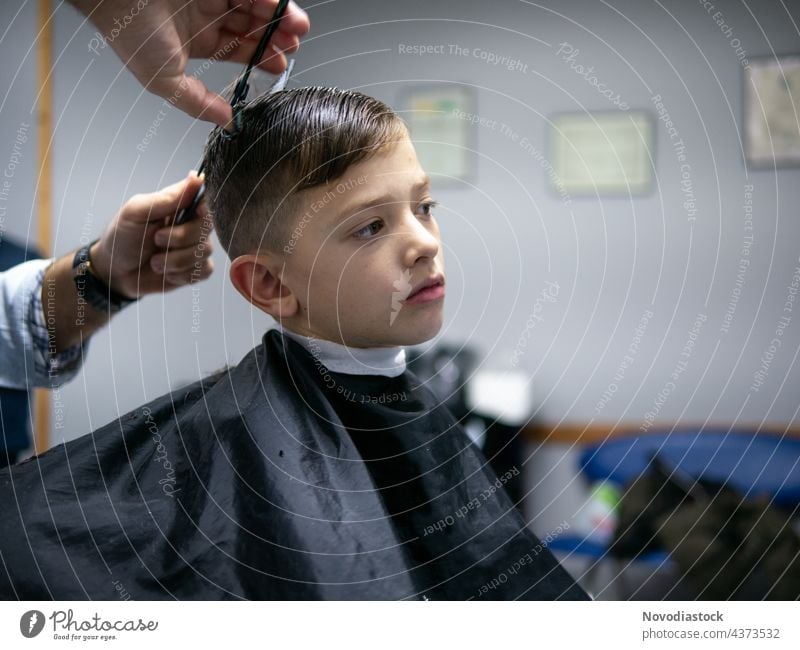 Junge lässt sich die Haare schneiden Kopf Schönheit Haarschnitt jung Behaarung Frisur Kindheit Kaukasier Friseur schwarz Model Kinder Mann Rasierer Spritzer
