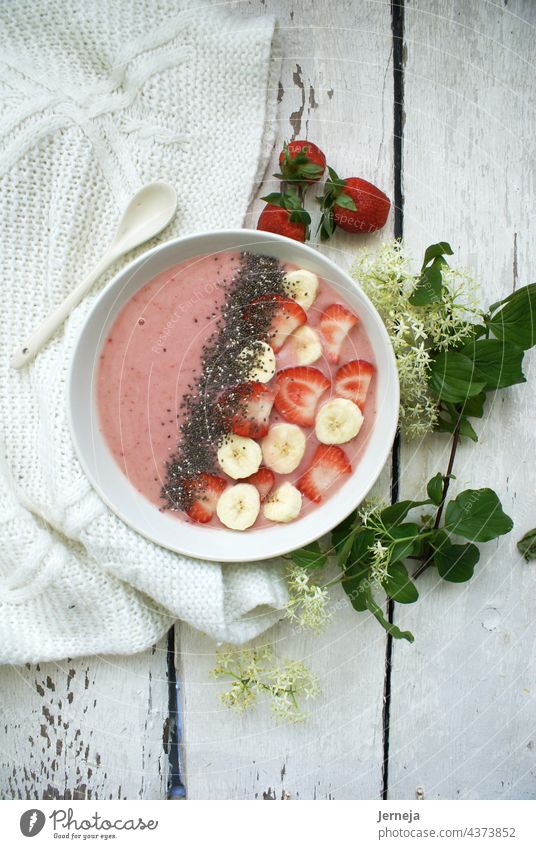 Erdbeer-Smoothie-Bowl mit Chiasamen, geschnittenen Erdbeeren und Banane süß Gesundheit Lebensmittel Vegetarische Ernährung Diät Schalen & Schüsseln Sommer