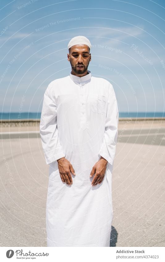 Muslimischer Mann betet am Strand muslimisch arabisch Islam beten Religion Tradition Kultur Vorleger Ritual Anbetung heilig männlich ethnisch authentisch Sand