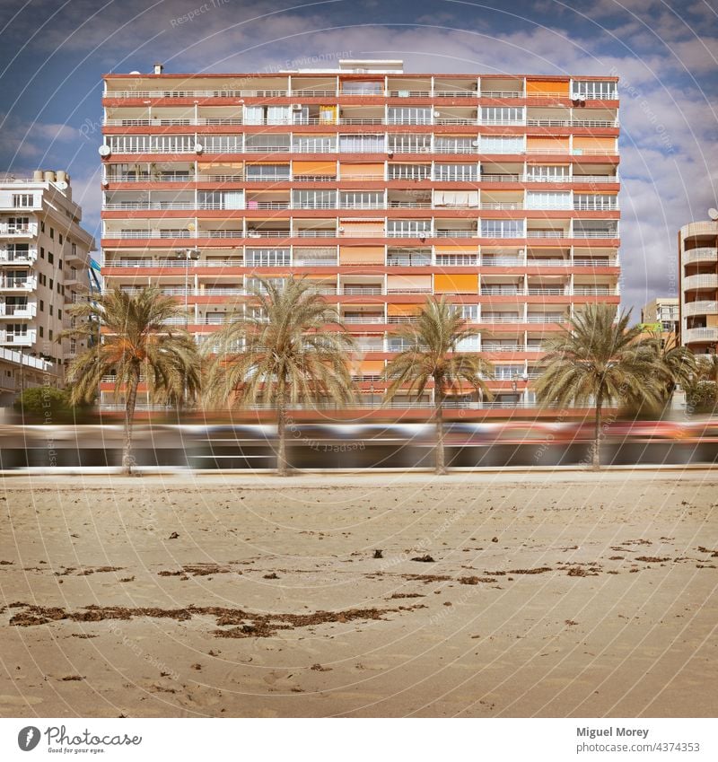 Appartementhaus an einem palmengesäumten Sandstrand Apartamet Gebäude Fassade Haus urban Mehrfamilienhaus Wohnhaus Fenster Wohngebiet Strand