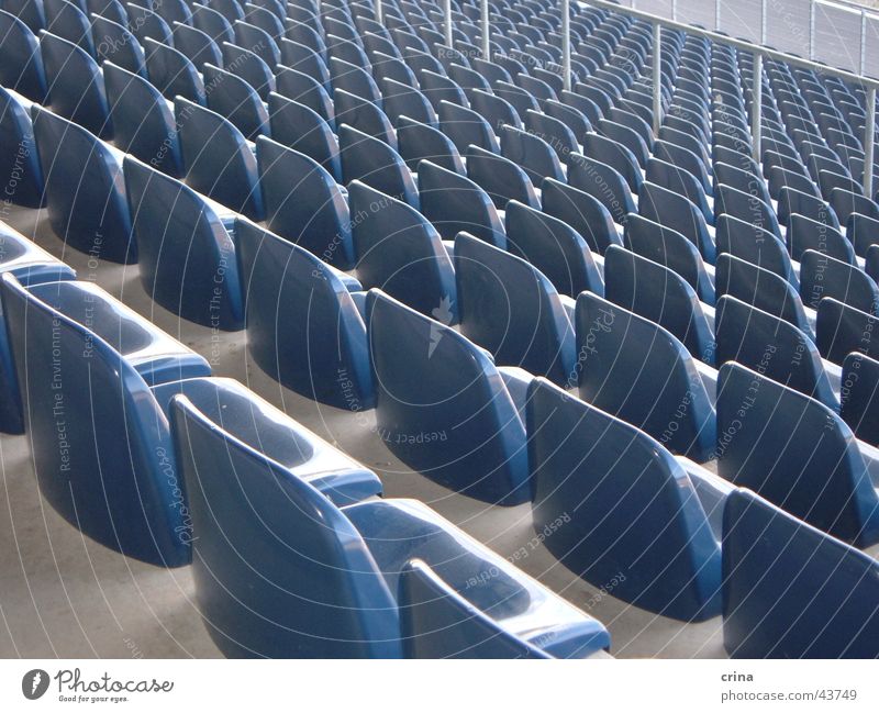 schräge Sicht Tribüne Stuhl Freizeit & Hobby Sitzgelegenheit Platze blau verrückt Symetrie