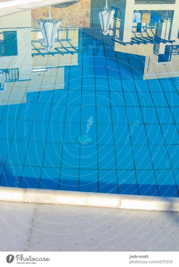 stilles Wasser früh­mor­gens am Pool Schwimmbecken ruhig Ferien & Urlaub & Reisen Hotelanlage Sommer Schwimmbad Reflexion & Spiegelung blau Boden