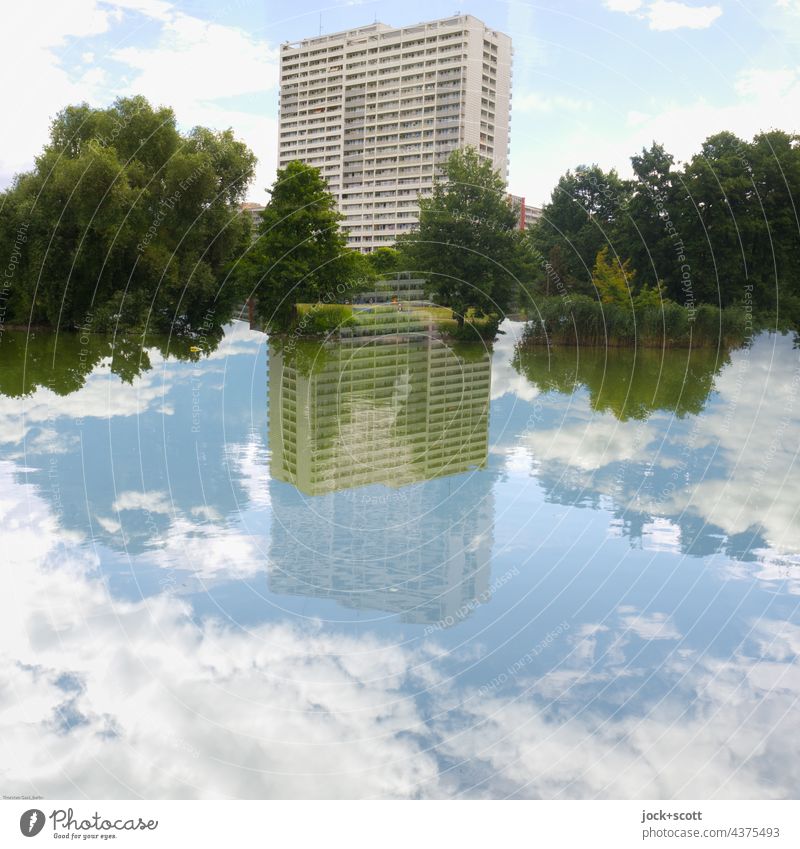 Plattenbau über den Wolken und in den Wolken See Doppelbelichtung Wasserspiegelung Irritation Schönes Wetter Silhouette Sinnestäuschung Experiment Surrealismus