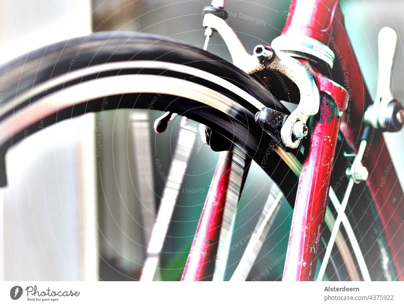Drehendes Vorderrad eines Rennrads mit rotem Rahmen - ein lizenzfreies  Stock Foto von Photocase